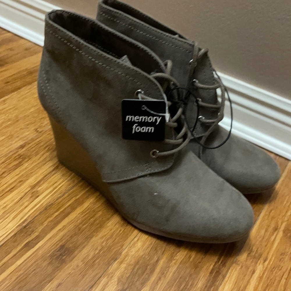 Arizona Jean Co  Memory Foam Heels